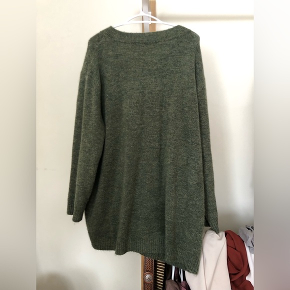Beautiful green vneck sweater - Picture 2 of 4